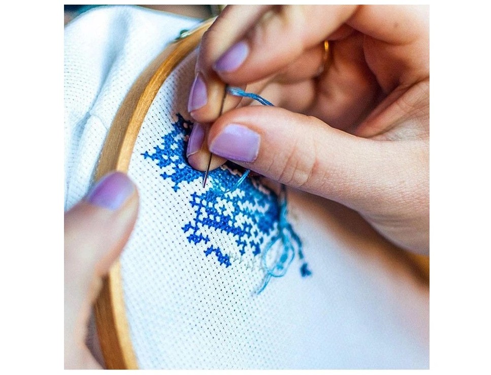 conținutul trusei de broderie